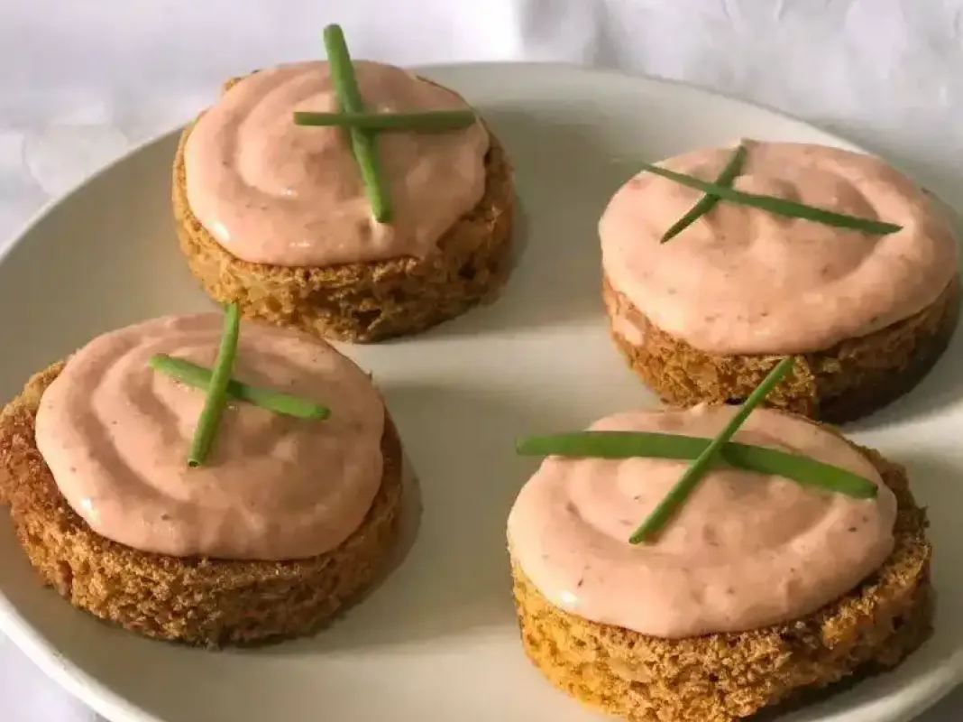 Toast de pain d’épices au saumon fumé