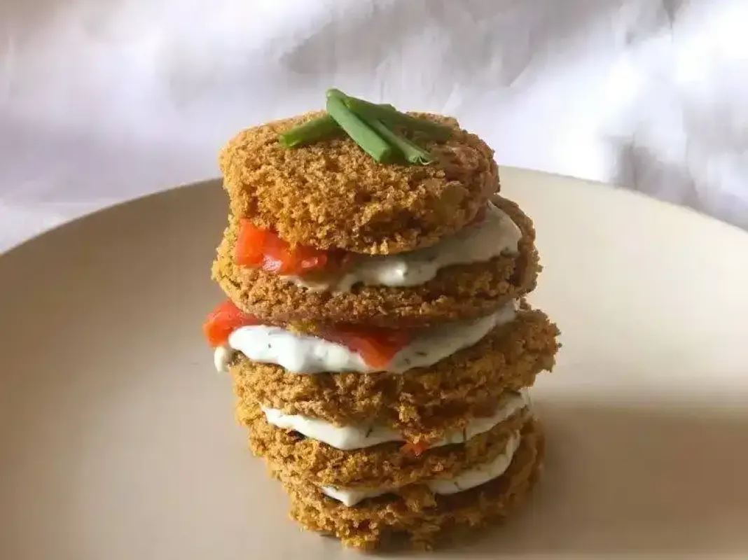 Mille feuilles de pain d’épices au saumon fumé